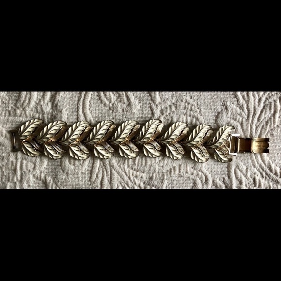 VINTAGE enamel floral leaf bracelet. Gold & White colour - Picture 6 of 9